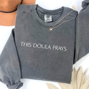 Denna doula ber T-shirt, kristen doula, födelsearbetare T-shirt, födelsedoula, andlig doula, katolsk doula, doula-gåva, mamma-gåva, sjuksköterska-t-shirt