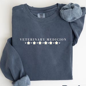 Custom Veterinary Technician Sweatshirt, Personalized Vet Tech Gift, Vet Tech Graduation Gift, Veterinary Medicine Unisex Crewneck Sweater