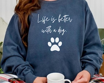 Camiseta "La vida es mejor con perros" de Comfort Colors®, camiseta divertida para mamá perruna, regalo para amantes de las mascotas, suéter conmemorativo para perros