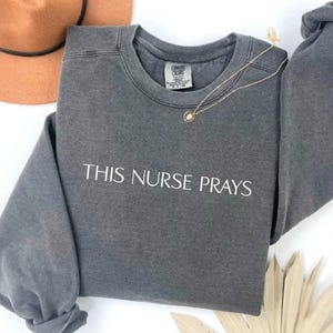 Camiseta de enfermeira cristã, camiseta de enfermagem cristã, vestuário cristão, camiseta de enfermeira religiosa, camiseta de enfermeira bíblica, presente de enfermeira cristã, graduação em enfermagem
