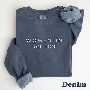 Comfort Colors Retro Woman In Science Shirt, Preppy Aesthetic Shirt, Scientist Girl Shirt, Gift for Scientist Sweatshirt Crewneck Minimalist