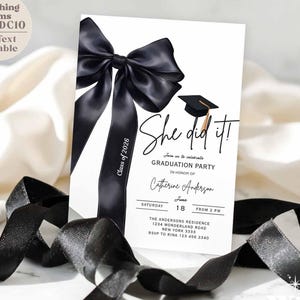 Puede incluir: Una invitación a una fiesta de graduación con un lazo negro y el texto "She did it!" sobre un fondo blanco. La invitación incluye detalles del evento, como la fecha, la hora y el lugar. El texto "Class of 2026" también es visible.