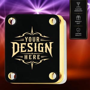 Könnte beinhalten: Schwarze und goldene Gitarrenhalsplatte mit dem Text "YOUR DESIGN HERE" in goldener Schrift. Die Platte hat vier goldene Schrauben und einen gold-silbernen Rand. Ein vertikales schwarzes Feld auf der rechten Seite zeigt Symbole und Text: "INDIVIDUELLE GRAVUR", "PERFEKTES GESCHENK" und "DAUERHAFTE QUALITÄT".