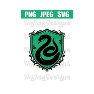 Op de afbeelding: Een groen schild met een zwart slangenembleem. De slang is opgerold en naar links gericht. Het schild heeft een decoratieve rand. De tekst "PNG JPEG SVG" staat boven het schild. De tekst "ZigZagDesigns" staat eronder.