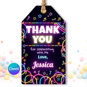 以下が含まれることがあります： ネオンデザインの黒いギフトタグ。「THANK YOU」の文字が大きな白い文字で書かれており、その下に「for celebrating with me, Love, Jessica」と書かれています。音符と星で飾られたタグです。