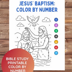 Op de afbeelding: Een zwart-wit lijntekening van de doop van Jezus, ontworpen als een kleur-per-nummer activiteit. De afbeelding bevat de tekst "JESUS' BAPTISM: COLOR BY NUMBER" en "BIBLE STUDY PRINTABLE COLOR BY NUMBER".