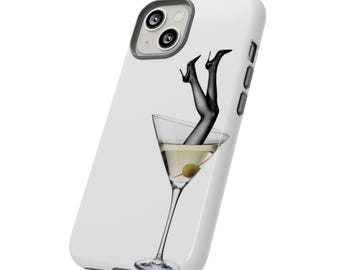 Puede incluir: Funda de teléfono blanca con un diseño de copa de martini. La copa contiene piernas con medias negras y tacones altos, con una aceituna verde. La funda tiene una lente de cámara negra y botones laterales.