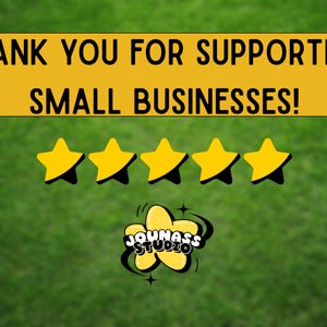 Może przedstawiać: Ż&oacute;łty baner z tekstem "THANK YOU FOR SUPPORTING SMALL BUSINESSES!" na zielonym tle. Pięć ż&oacute;łtych gwiazd znajduje się pod banerem. Pod gwiazdami znajduje się ż&oacute;łte logo kresk&oacute;wkowe z tekstem "JOUNASS STUDIO".