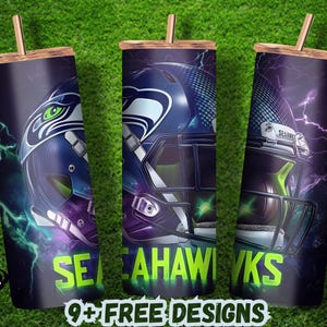 Może przedstawiać: Trzy kubki ze stali nierdzewnej z pokrywkami i słomkami. Każdy kubek ma inny wz&oacute;r kasku futbolowego Seattle Seahawks z błyskawicami i nazwą drużyny "Seahawks" w zielonym kolorze.