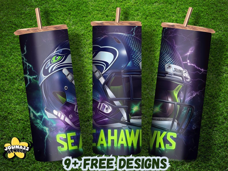 Może przedstawiać: Trzy kubki ze stali nierdzewnej z pokrywkami i słomkami. Każdy kubek ma inny wz&oacute;r kasku futbolowego Seattle Seahawks z błyskawicami i nazwą drużyny "Seahawks" w zielonym kolorze.