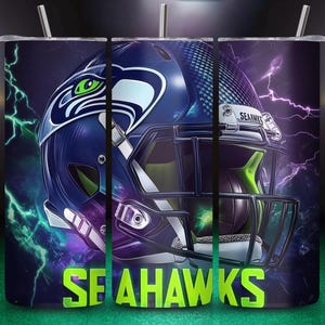 Może przedstawiać: Niebiesko-zielony hełm futbolowy Seattle Seahawks z błyskawicami i nazwą drużyny "SEAHWAKS" na ciemnym tle.