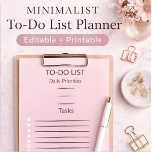Puede incluir: Un planificador de lista de tareas rosa con el texto "MINIMALIST To-Do List Planner Editable + Printable". El planificador incluye secciones para prioridades diarias y tareas, sujetas por un clip plateado. También se ven un bolígrafo blanco y clips dorados.