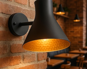 Handgjord vägglampa i svart mässing, modern utomhus- och inomhusbelysning, hamrad mässingsinredning, hantverksmässig verandalampa för villa