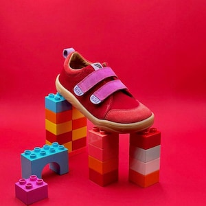 Kids barefoot sneakers – flexible, anatomical toe box shoes – OSIK – Glibbo Flamingo