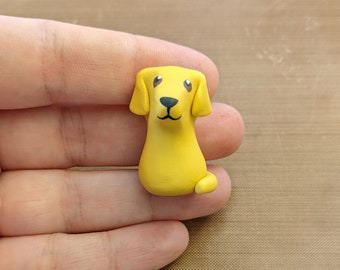 Pequeño perro amarillo