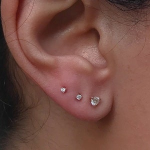 1 mm diamant 14 kt massief gouden 4-punts solitaire stekeroorbel {enkele of paar stekers met terugduwen of schroeven ~ op verantwoorde wijze verkregen echte diamanten}