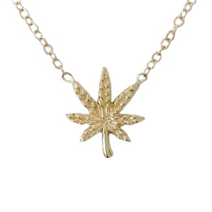 Halsband i 14K massivt guld med marijuanablad (liten, nätt bohemisk cannabisplanta unisex-berlock) {Berlockhänge finns även som berlock ensamt}