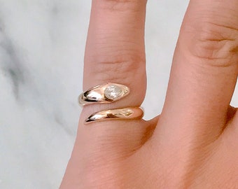 Schlangen-Wickelring 14K Massivgold Bypass mit Diamant-Kobra-Kopf im Birnenschliff (minimalistischer, moderner, einzigartiger offener Bypass-Finger-Wickel-Statement-Ring)