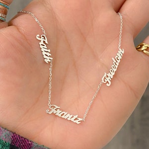 Scriptlettertype drievoudig naamplaatje 14 kt massief gouden ketting (echt goud gepersonaliseerde cursieve drievoudige naam familieketting voor kinderen voor moeders)