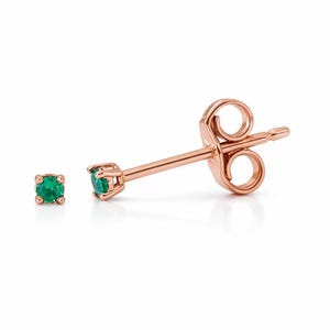 Puede incluir: Un juego de tres tazas de cerámica con un acabado mate moteado. Las tazas son de color crema, gris claro y gris oscuro. Cada taza tiene un diseño simple y minimalista y un asa redondeada.