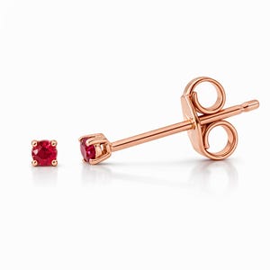 Kolczyki z rubinem 1 mm, wykonane z litego złota 14K: maleńkie, naturalne, prawdziwe rubiny, idealne do wielu przekłuć; pojedyncze lub para, do noszenia na co dzień