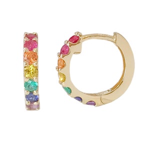 Regenboog edelsteen pavé 14 kt massief gouden dikke Huggie scharnierende oorringen, 13,75 mm buiten x 9,5 mm binnendiameter (kleurrijke saffier edelsteenringen)