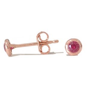 Rubin 14K Massivgold Ohrstecker (Runde Lünette Set Solitär 2,5 mm Echte Natürliche Rubin Edelsteine) 