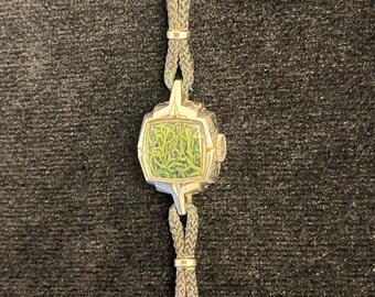 Reloj de pulsera vintage con arte de musgo: reloj dorado reciclado con correa de cordón