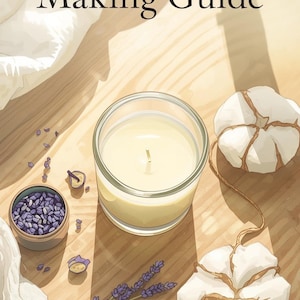 Op de afbeelding: Een sojakaars in een heldere glazen pot, met een brandende lont, staat op een houten oppervlak. De afbeelding bevat een kleine kom met lavendelbloesem, katoenbollen en de tekst "Soy Candle Making Guide".