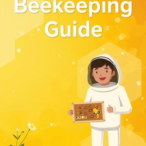 Op de afbeelding: Illustratie van een imker in een wit pak die een bijenraam vasthoudt. De tekst "Beginner Beekeeping Guide" staat op een geel-oranje achtergrond. De imker draagt een kap.