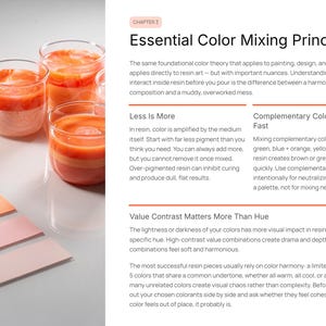Puede incluir: Tres vasos transparentes llenos de resina naranja y blanca en capas, junto a una paleta de colores de muestras de resina rosa y naranja. La imagen es de un cap&iacute;tulo sobre los principios esenciales de la mezcla de colores.