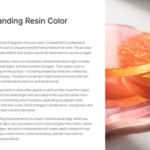 Puede incluir: Primer plano de piezas de arte de resina en capas, en tonos naranja y rosa. La resina es transl&uacute;cida, con capas visibles y un acabado brillante. Tambi&eacute;n se ve el texto "Understanding Resin Color Theory".