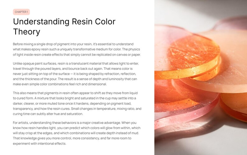 Puede incluir: Primer plano de piezas de arte de resina en capas, en tonos naranja y rosa. La resina es transl&uacute;cida, con capas visibles y un acabado brillante. Tambi&eacute;n se ve el texto "Understanding Resin Color Theory".