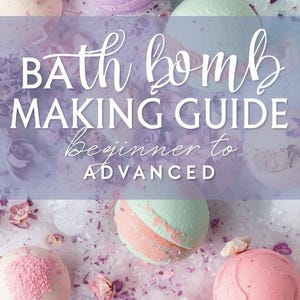 Op de afbeelding: Een bovenaanzicht toont kleurrijke badbruisballen, waaronder roze, paarse en groene bollen, sommige versierd met bloemaccenten. De afbeelding is doorspekt met bloemblaadjes en bevat de tekst "BATH BOMB MAKING GUIDE beginner to ADVANCED".