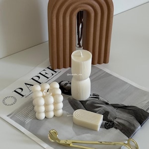 Ongeverfde gestreepte esthetische kaars, kaars op hoge pilaar, kaars met geribbelde pilaar, golvende sculpturale kaars, decoratieve moderne geometrische kaars