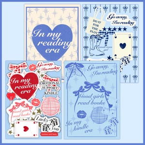 Könnte beinhalten: Eine Sammlung von blau-weißen Aufklebern und Drucken mit Designs zum Thema Lesen. Die Designs umfassen Herzen, Schleifen, Würfel und Texte wie "In my reading era" und "Good girls read books."