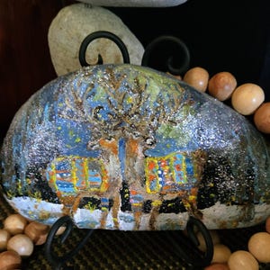 Arte rupestre de ciervo pintado a mano con soporte: decoración inspirada en la naturaleza