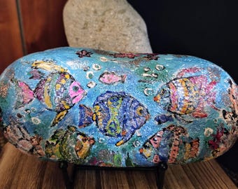 Arte em pedra pintada à mão com peixes e suporte: Decoração Subaquática