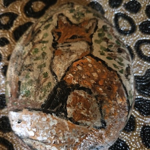 Roca de zorro pintada con soporte, decoración de zorros, arte popular de zorros