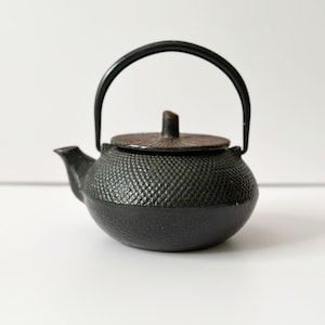 Vintage Tetsubin Japanese Cast Iron Teapot | Minimalist Design | Rustic Tea Lover’s Collectible