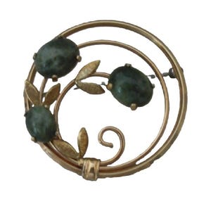 Krementz Siberian Nephrite Jadeite Green Stone Gold Leaf Circular Vintage Pin 1950-1960 Era