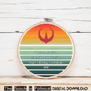 以下が含まれることがあります： 木製のフレームに入ったクロスステッチのデザインは、赤いシンボルが付いた夕日のグラデーションが特徴です。「私は決して見ることができない日の出を作るために私の人生を燃やす」というテキストがあります。「The Stitch is Political DIGITAL DOWNLOAD」という言葉が下にあります。