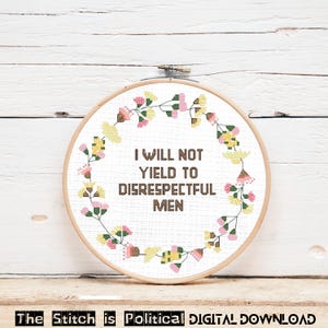 Puede incluir: Un punto de cruz circular, enmarcado en un aro de madera, con el texto "I WILL NOT YIELD TO DISRESPECTFUL MEN". El texto está rodeado por una corona floral en rosa, amarillo y verde. El texto en la parte inferior dice "The Stitch is Political DIGITAL DOWNLOAD".