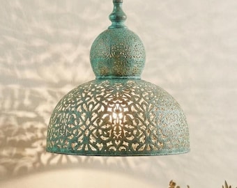 Lampadario a sospensione in ottone fatto a mano: lampada dal design marocchino, lampadario con patina blu e verde.