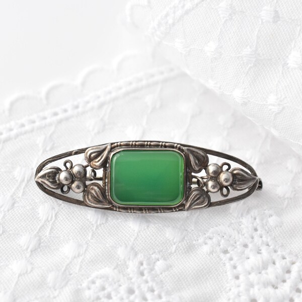 Antique Chrysoprase Green Chalcedony Sterling Silver Brooch Pin Germany early 1900s Jugendstil Art Nouveau Berry Leaf Motif