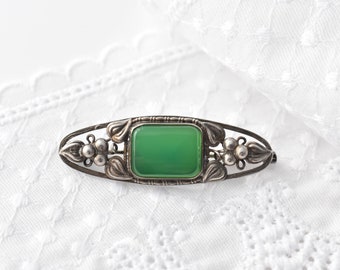 Antique Chrysoprase Green Chalcedony Sterling Silver Brooch Pin Germany early 1900s Jugendstil Art Nouveau Berry Leaf Motif