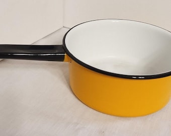 Vintage yellow & white with black rim and handle Enamel 1.5 Qt (6 Cup) stock pot