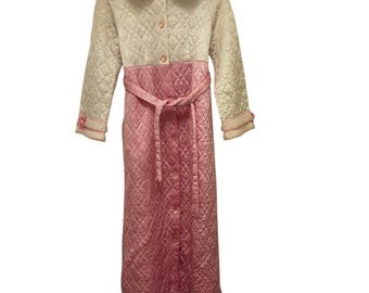 Bata vintage acolchada rosa y blanca con ribete de encaje satinado y cinturón, talla XS