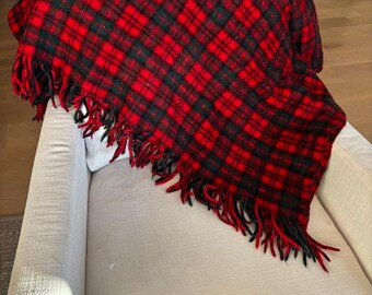 Manta vintage de lana Pendleton con estampado de cuadros escoceses rojos y verdes y flecos, fabricada en EE. UU.