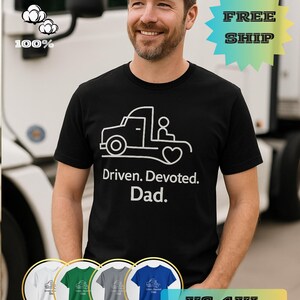 Peut inclure: T-shirt noir à col rond avec un dessin blanc d'un camion et le texte "Driven. Devoted. Dad." Le t-shirt est 100% coton et disponible en tailles XS-4XL. D'autres couleurs de chemises sont affichées en dessous.